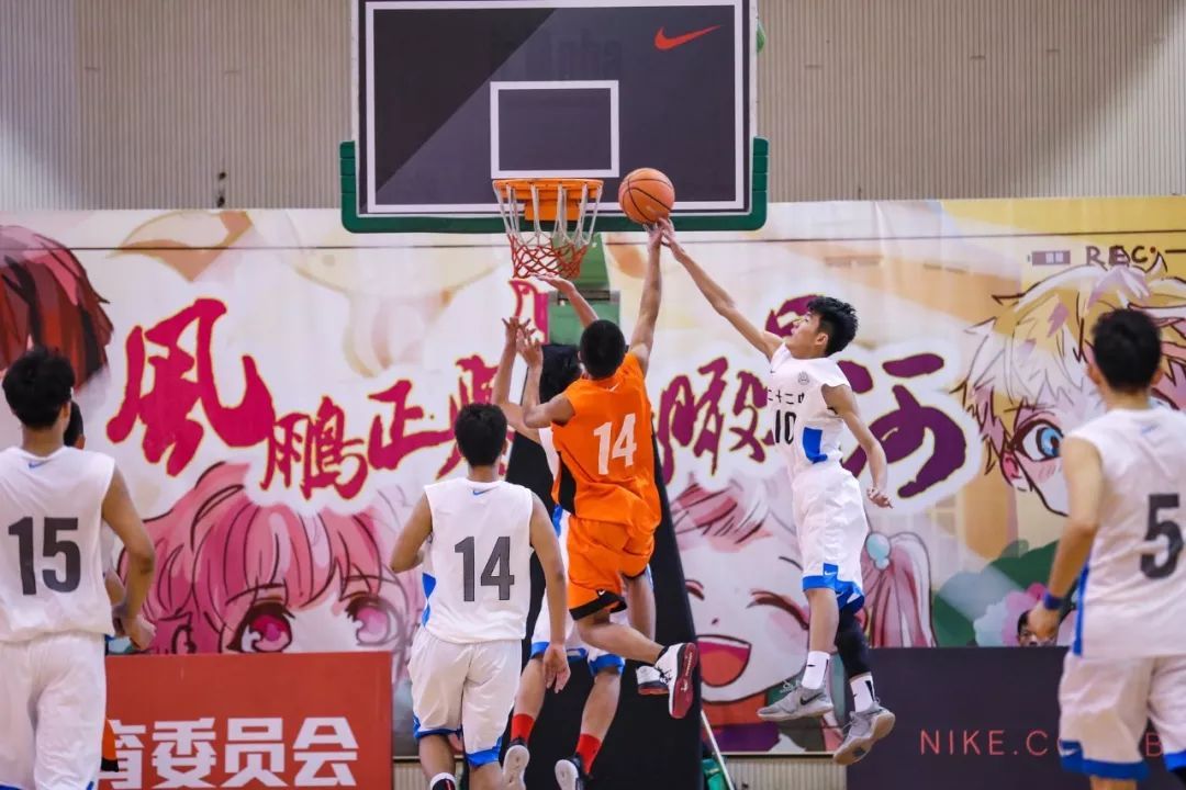 新·十六强齐亮相高中赛场惊现*力暴**隔扣丨18-19耐克高中联赛