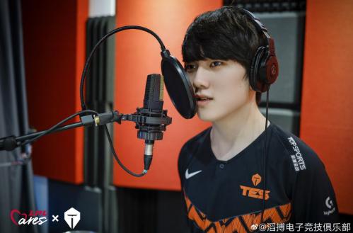 神超兑现女装双马尾诺言！阿水为困境儿童录制公益单曲