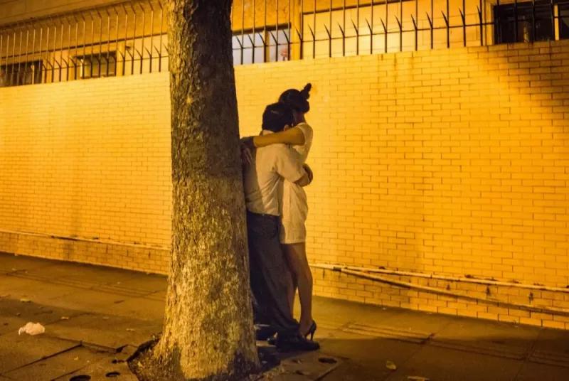 他用20年，拍下了流水线上的一代“打工人”