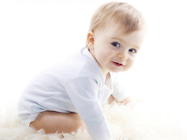 姐姐给弟弟穿裤子,4岁小姐姐给弟弟穿鞋