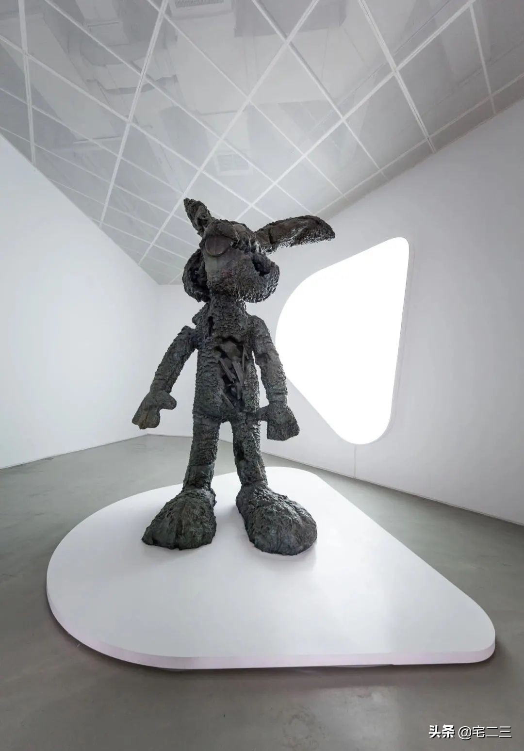 从KAWS、村上隆到草间弥生，为什么潮玩艺术也进军家居界了？