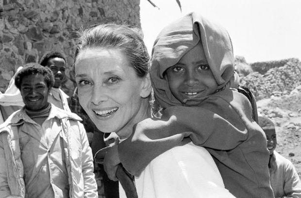 法令纹真的难看吗?奥黛丽赫本的法令纹这么迷人!你也可以做到