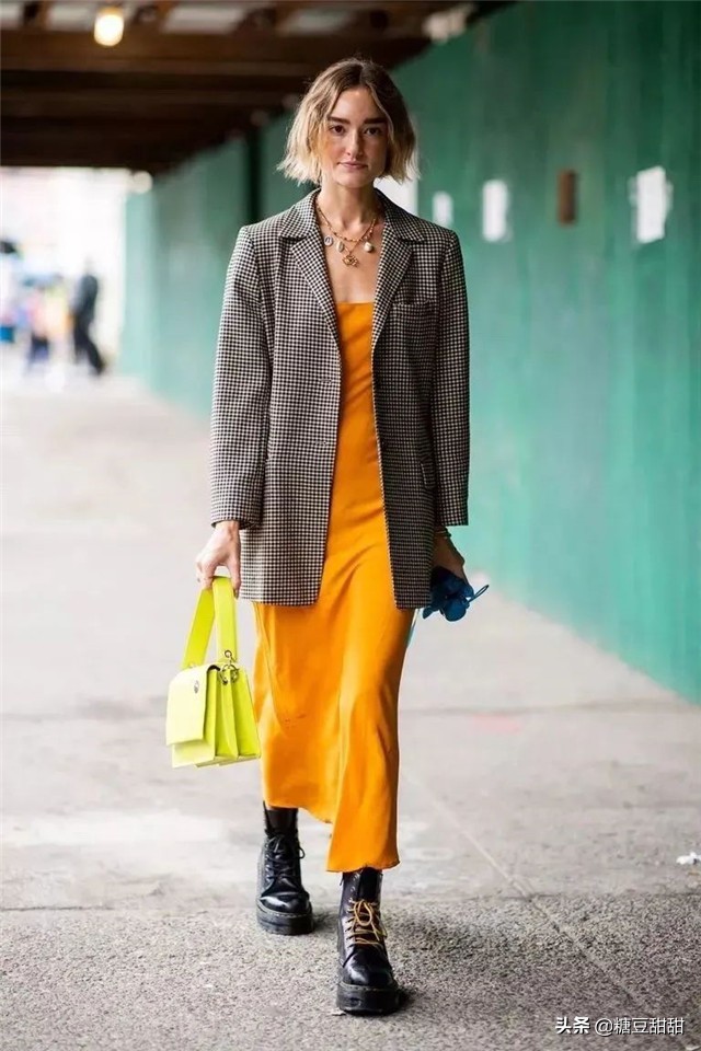今年流行马丁靴还是老爹鞋,有品位的女人该放弃羽绒服了