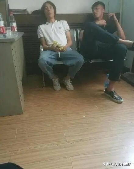 国足这次惨败还能拿高薪吗,国足水平那么低为什么薪水高