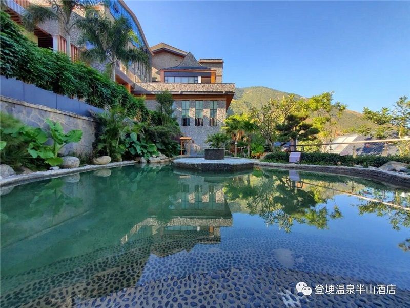 边泡温泉边游泳,边泡温泉边享受