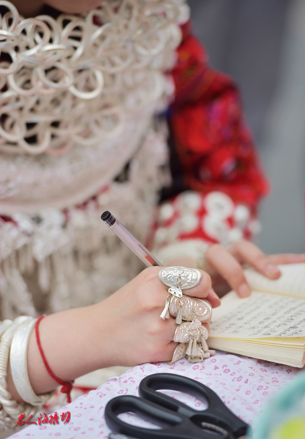 探访苗族银饰,苗族风情拨银饰