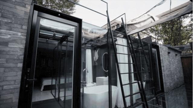 北京姑娘继承胡同老房，地板铺镜子、浴厕全透明，一个人住太爽