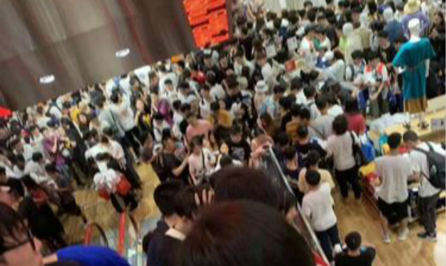 优衣库抢购kaws,优衣库疯抢爆款