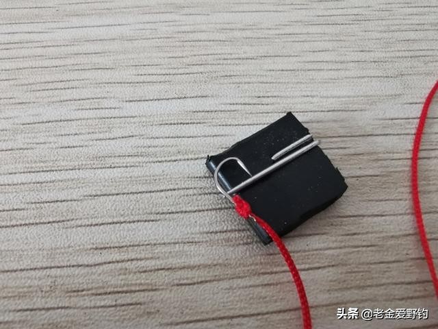怎么用绑钩器绑钩简单又结实,绕线圈自制绑钩器可以绑袖钩