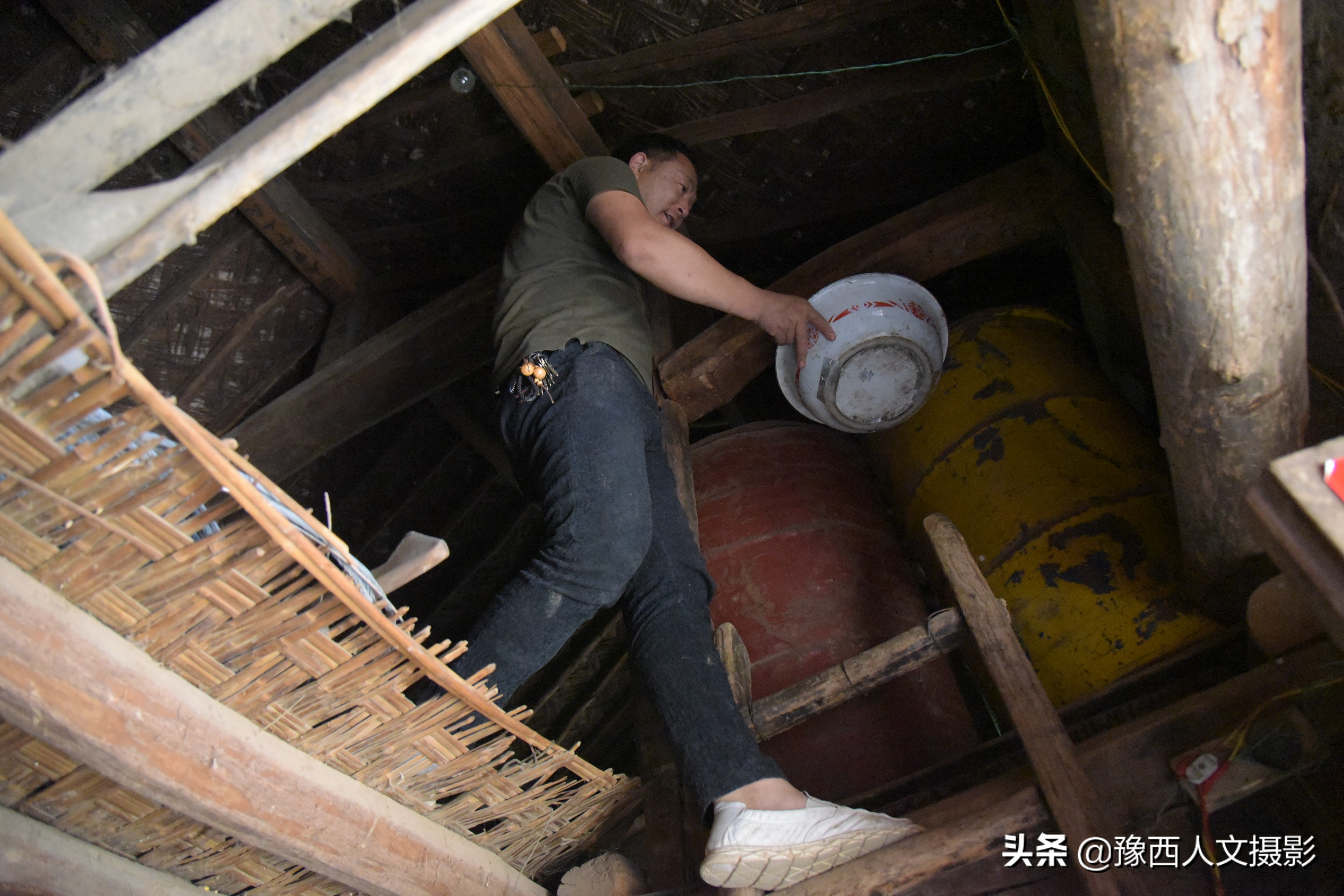 山里父亲10年前为儿子打算，藏一囤小麦两桶黄豆，娶媳妇却没用上