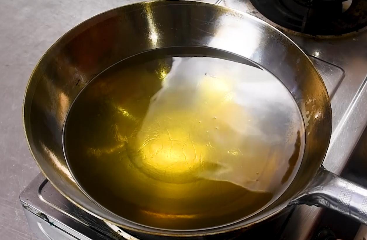 地摊鸡叉骨的炸制方法,正宗酥脆鸡叉骨制作教程