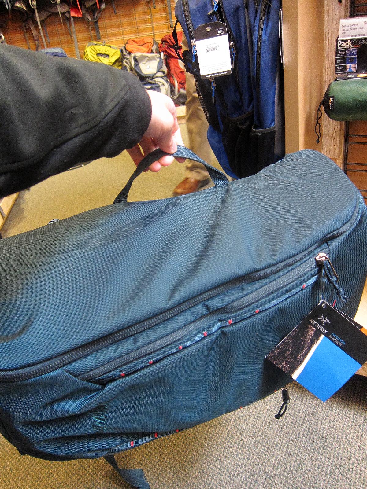 始祖鸟和猛犸象硬壳怎么选,arcteryx始祖鸟真假对比