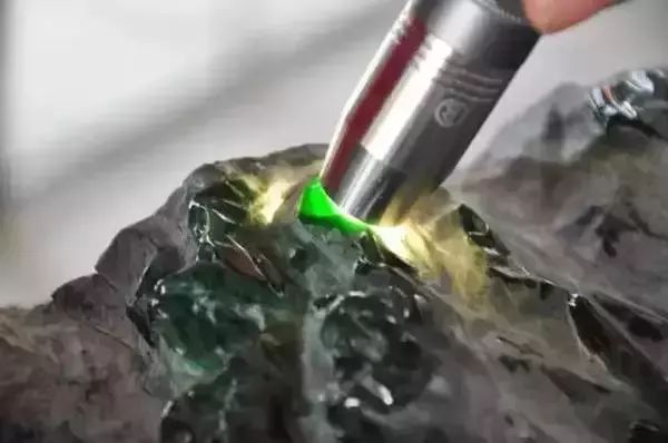 轰动玉石界的原石,轰动翡翠界的事件