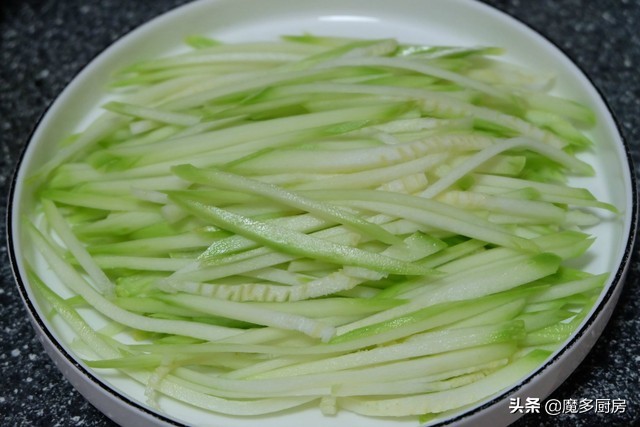 西葫芦凉拌更美味，不用焯水直接拌，麻酱汁一浇，又脆又嫩真好吃