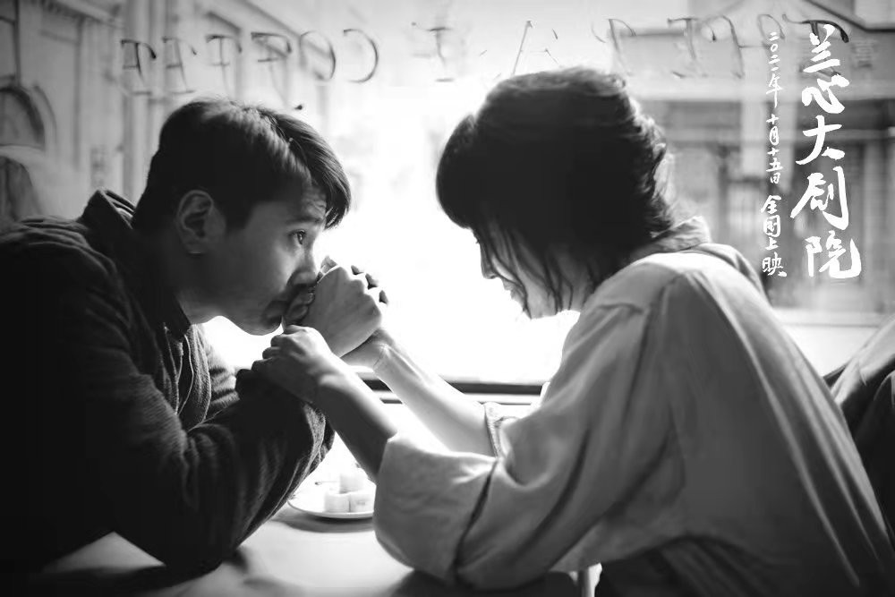 56岁巩俐与37岁赵又廷有吻戏,画面浪漫又唯美,网友:毫无违和感