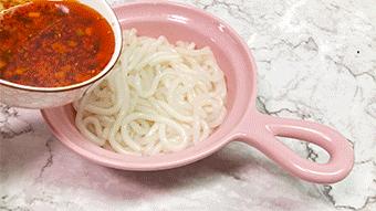 酸辣土豆粉重庆正宗酸辣味做法,酸辣土豆粉热乎乎的超开胃