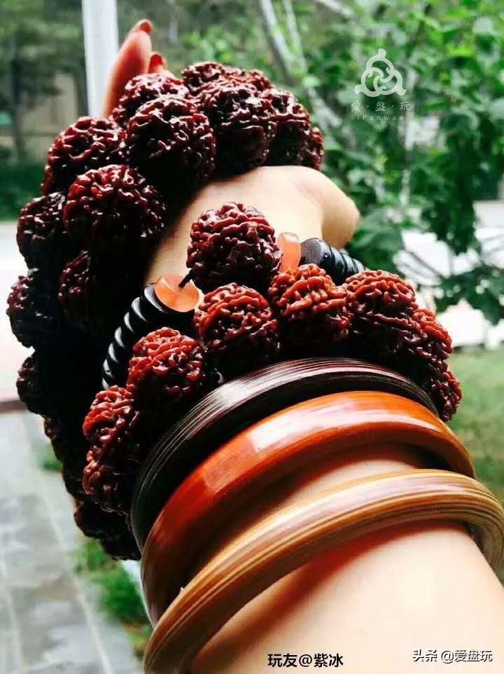 玩了五六百条手串,每天麒麟臂上班,这女子玩串牛气