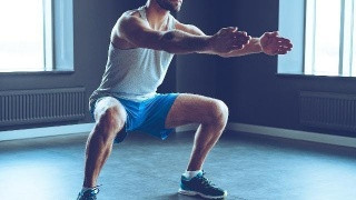 深蹲起来的时候膝盖发抖,深蹲腿抖的原因和解决方法