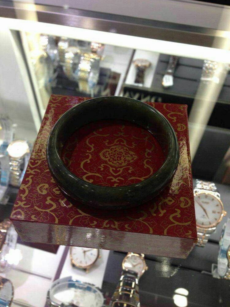 青白和田玉手镯为啥便宜,和田玉手镯怎样才能买到真的