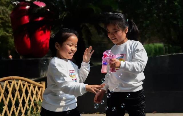 连体双胞胎坐骨连在一起,首例坐骨连体分离11年