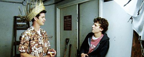 “玩手机”不是playthephone，老外听到要笑歪了