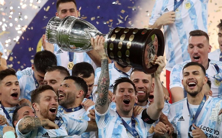 阿根廷夺冠，梅西更衣室脱衣狂欢，八项数据列第一统治美洲杯