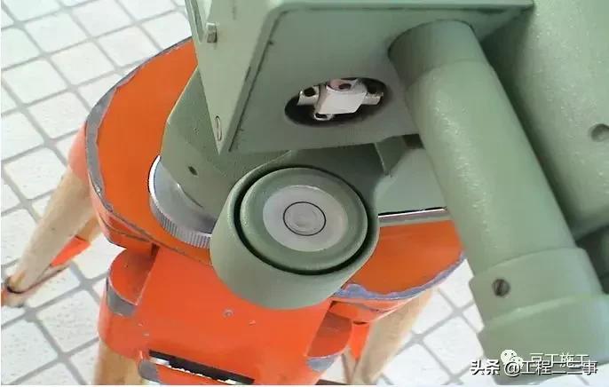 激光垂准仪和经纬仪怎么调平,经纬仪及水准仪的使用方法