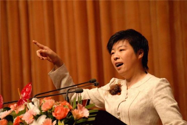 于丹被学生轰下台的视频,于丹惨遭轰下台真实原因