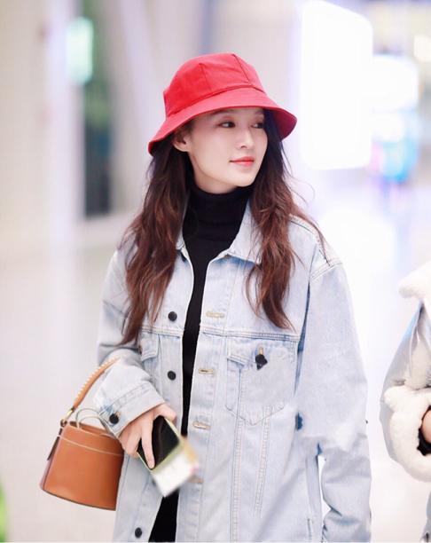 李沁小红帽,李沁近日机场穿搭