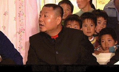 被嘲笑、被看不起的小人物，其实他背负着中国人身上浓浓的人情味