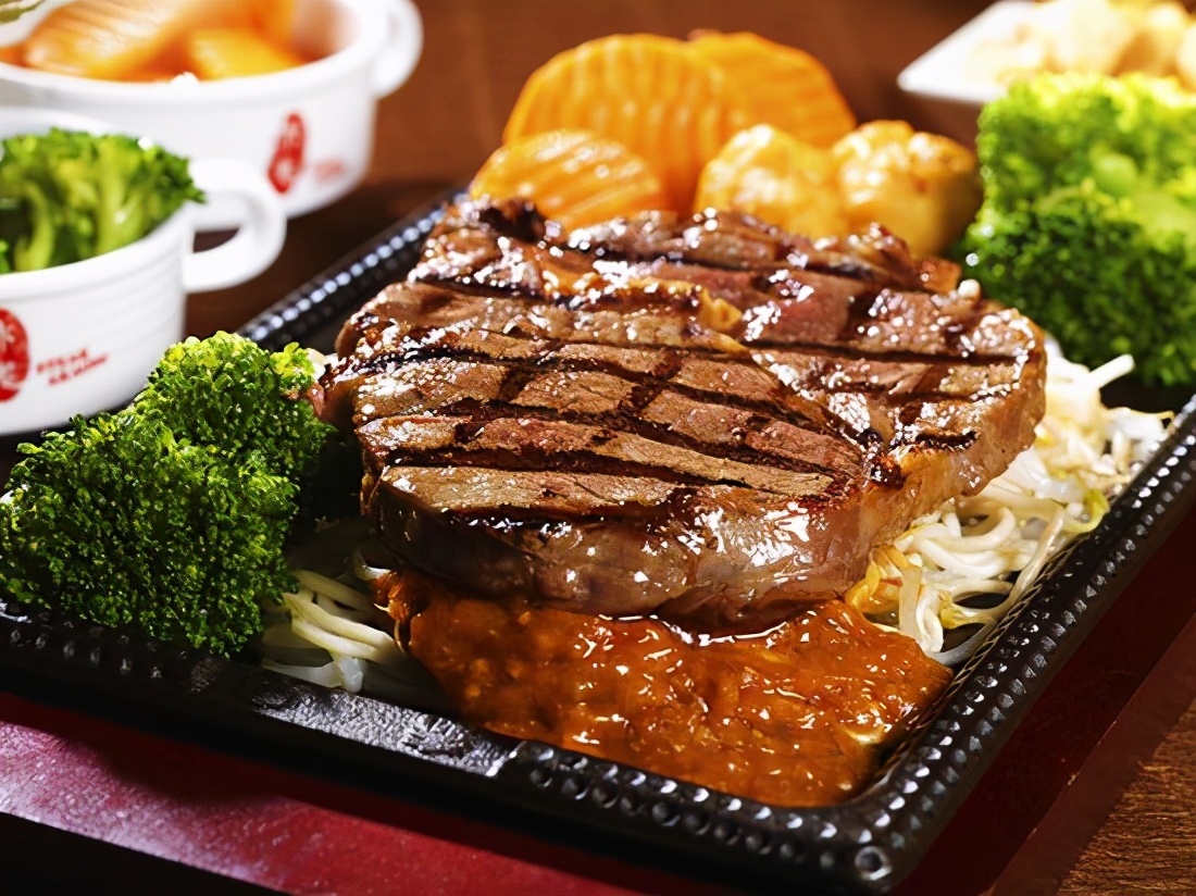 西餐厅里面的柠檬水是用来擦的吗 (西餐厅服务员喝柠檬水)