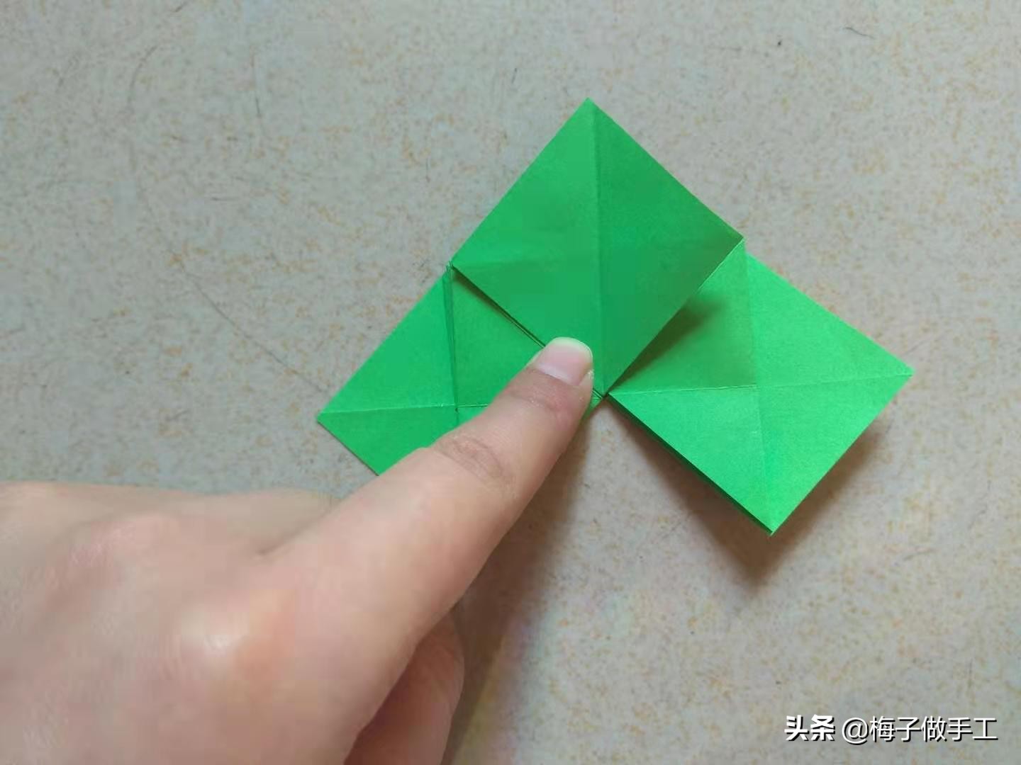 折纸玫瑰怎么折又简单又漂亮,海绵纸折玫瑰花的步骤图解