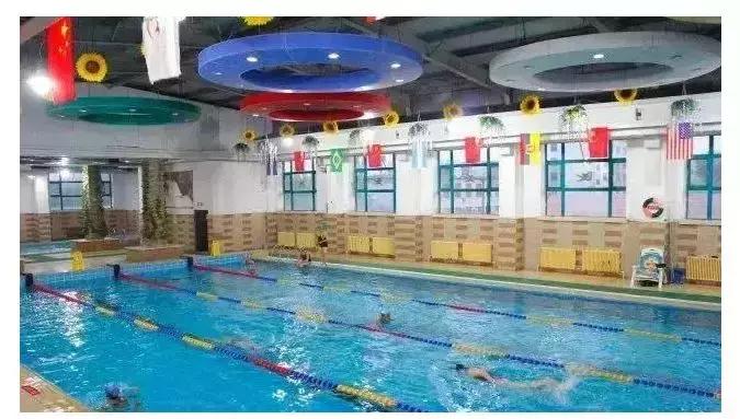 游泳池是夏季避暑的好地方,夏天去游泳馆避暑