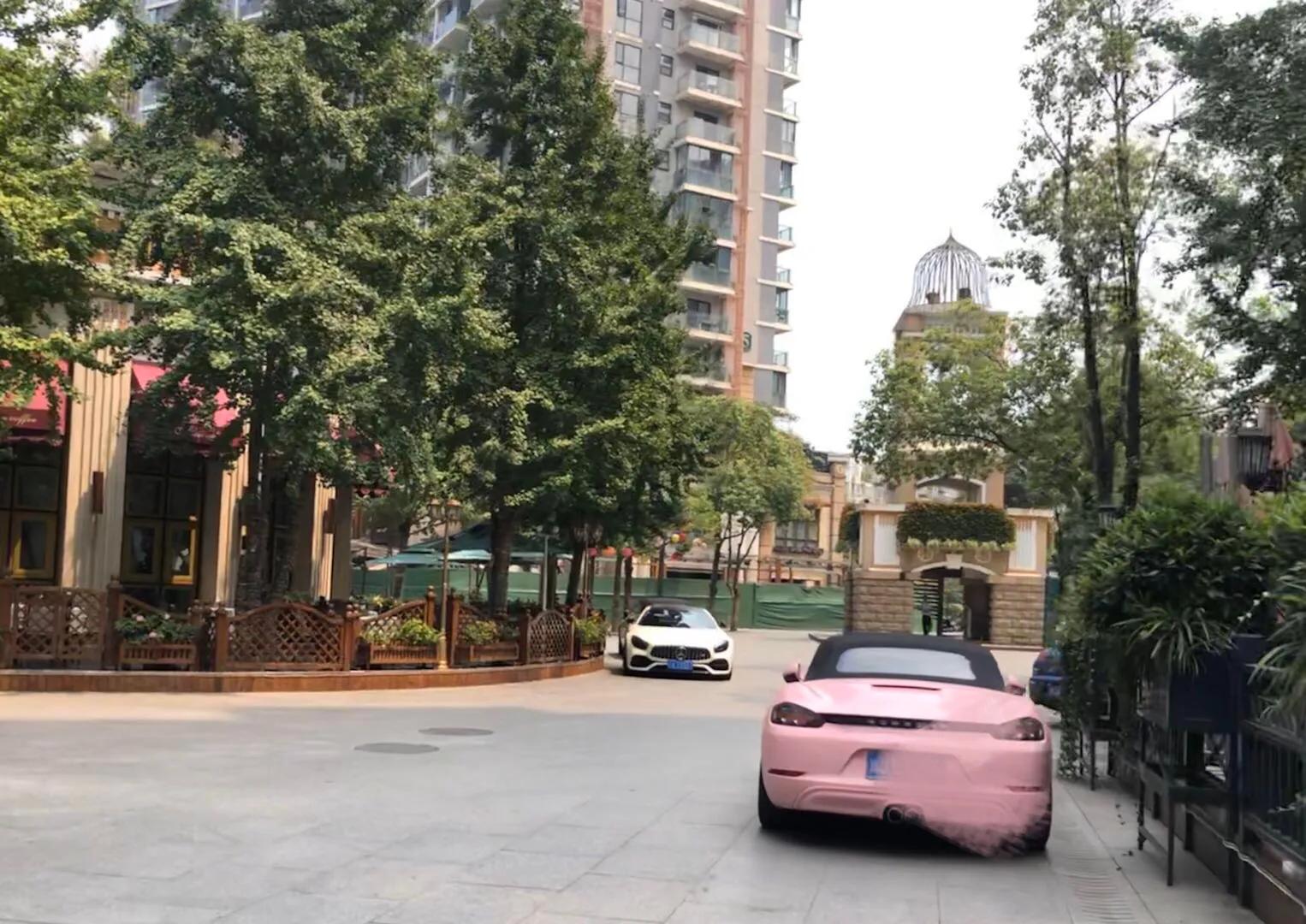 成都武侯区鹭岛路36号,成都鹭岛国际步行街豪车