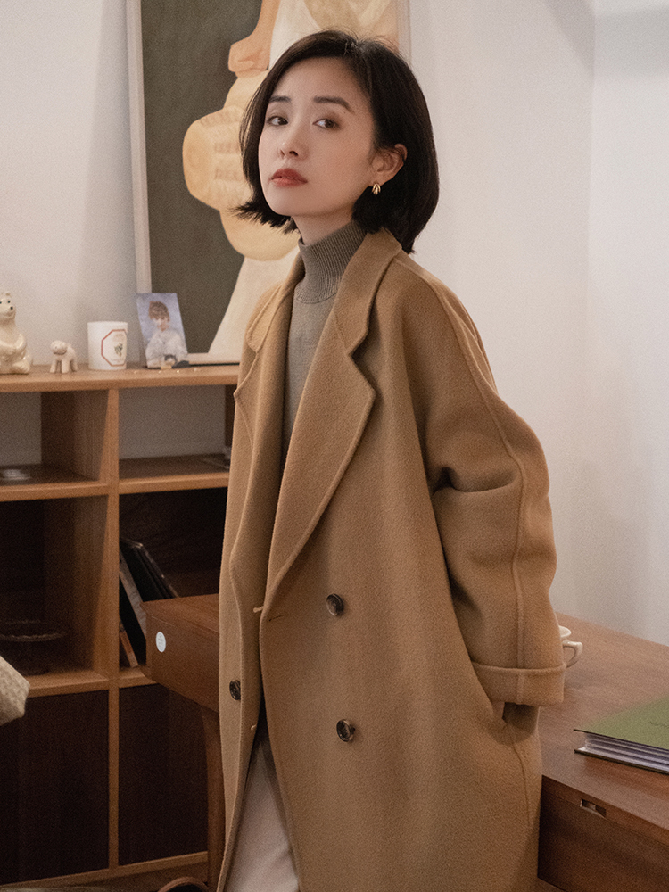 大衣内搭连帽针织衫穿搭,秋冬季节大衣穿搭技巧