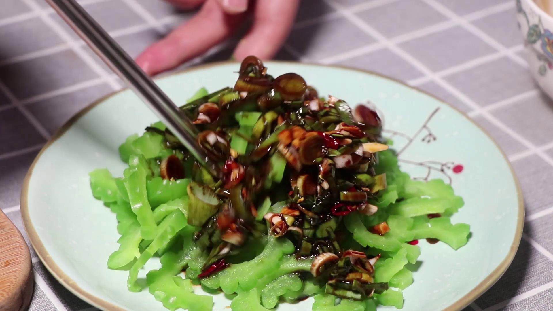 凉拌苦瓜怎样做才不苦好吃,凉拌苦瓜怎么做才不苦又好吃