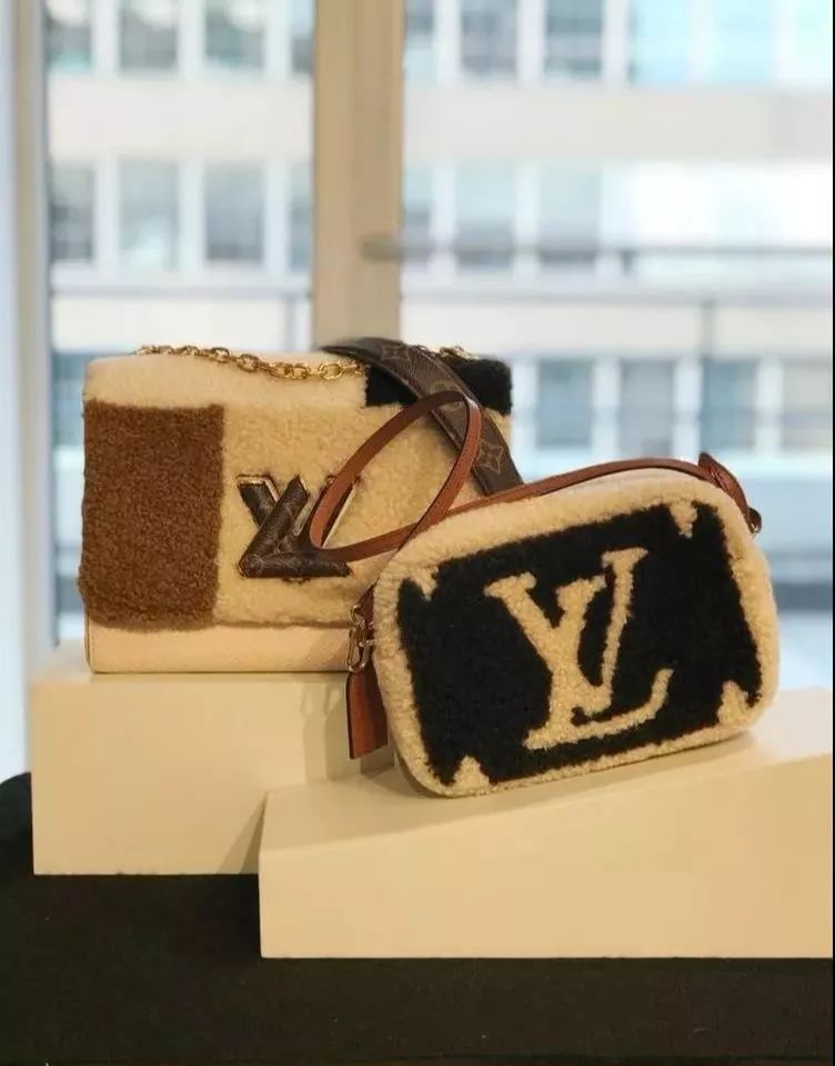 冬天必备款毛毛包 (毛毛包穿搭)