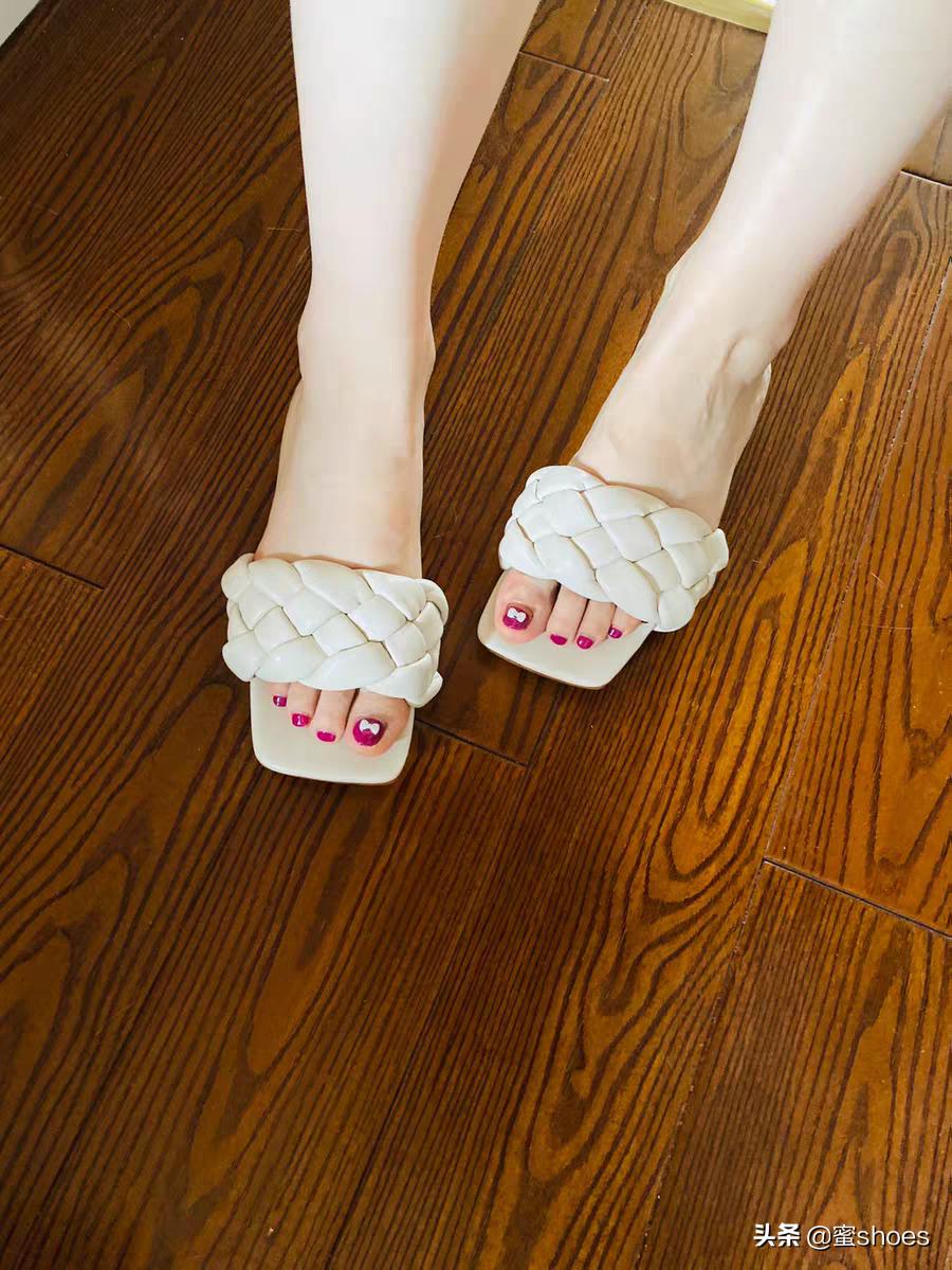 夏季最拉风的鞋子是什么？bv风编织拖鞋舒服又好看