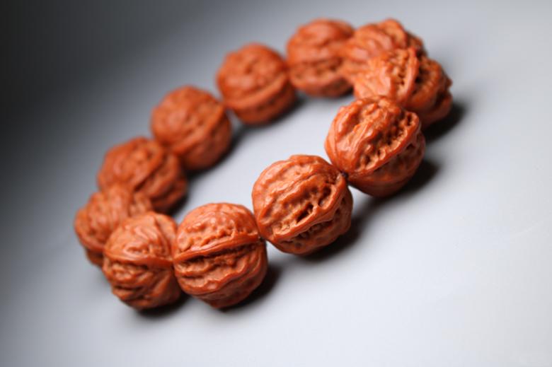 小核桃手串怎样盘,小核桃手串怎么盘出牛筋红