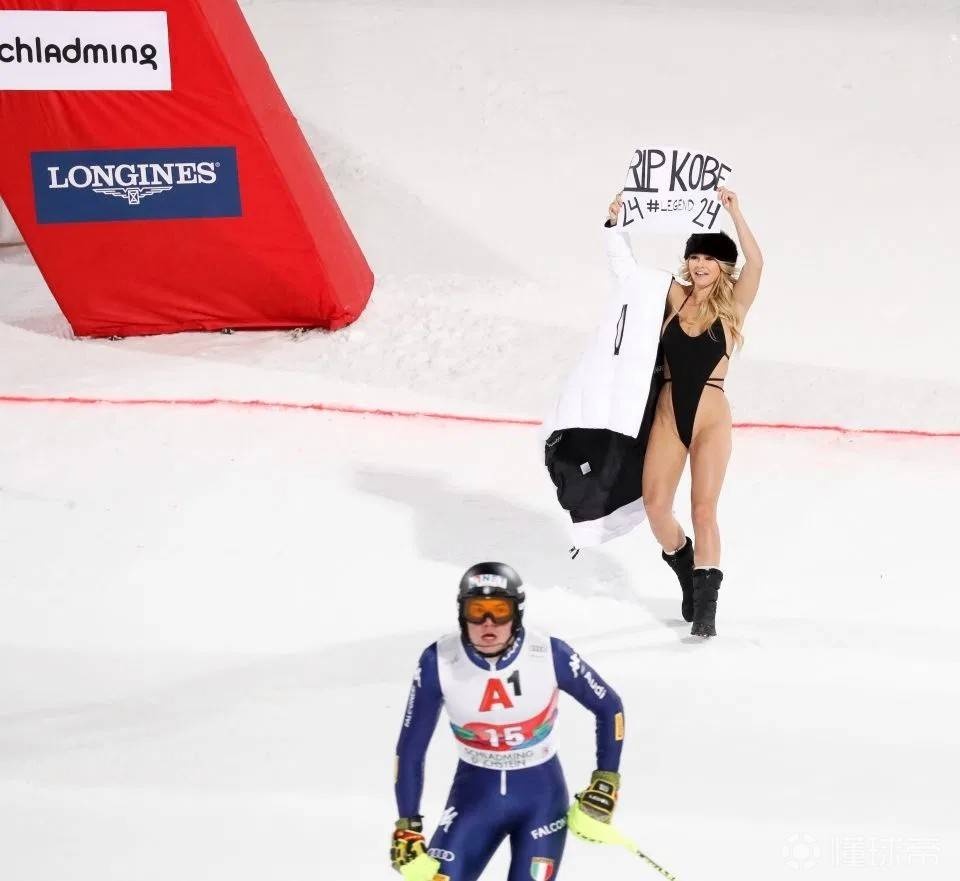 没底线！欧冠决赛裸奔女闯入奥地利滑雪场，手持科比牌子再上热门