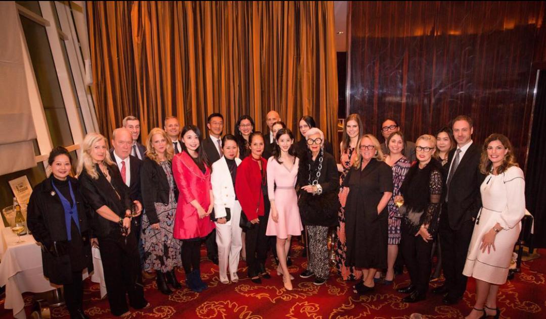 章泽天跟世界首富合影,章泽天从网红到最年轻富豪