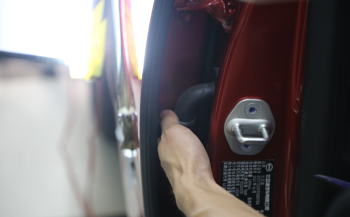 汽车车门小凹陷处理妙招,比亚迪车门凹陷钣金修复多少钱