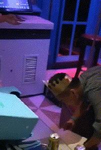 搞笑gif开心一刻,搞笑gif段子妹子你太皮了