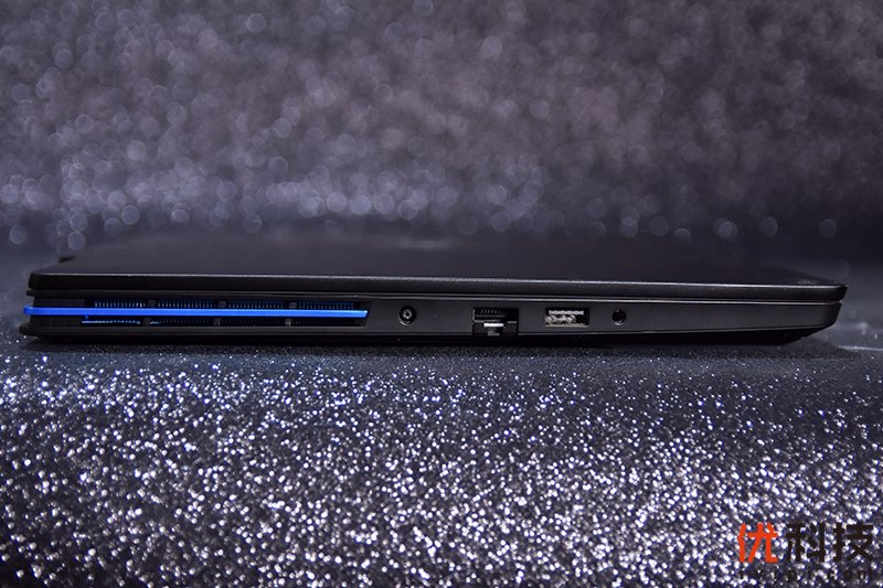 荣耀猎人v700风谷式散热,荣耀猎人游戏本v700i5款测评