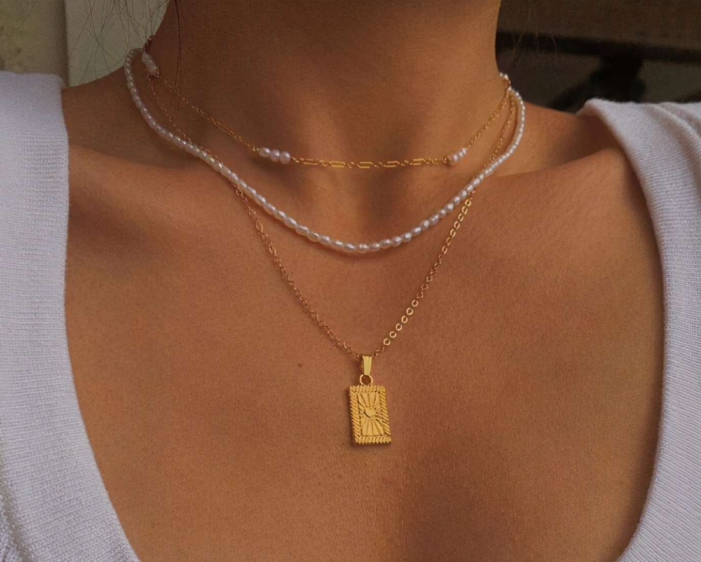 小蛮腰项链和珍珠项链叠戴好看吗,珍珠项链怎么搭配显得年轻洋气