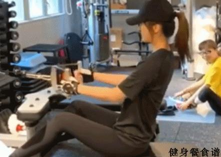 阿Sa半裸出境，身材竟无可挑剔！