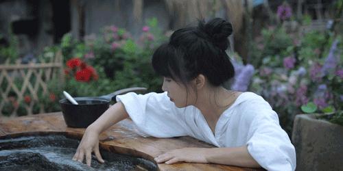 用废弃木床做书架,多功能流觞曲水桌