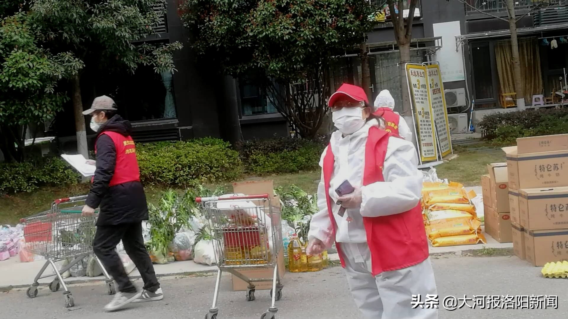 武汉社区居民喊假的 (武汉保安拦记者)