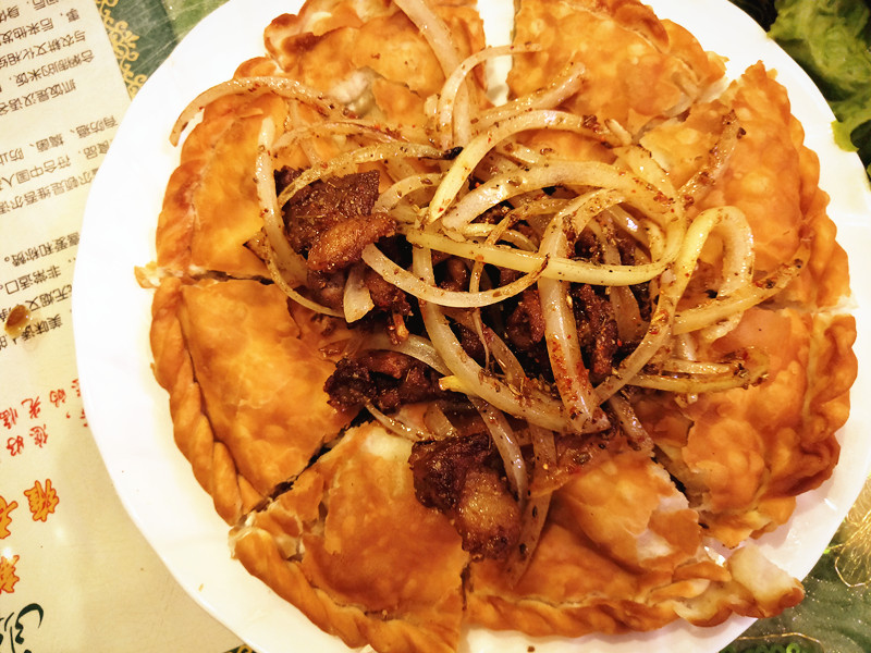 外媒首推京城*疆新**菜餐厅，东四胡同里的弯弯月亮