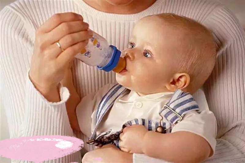 科学建议不要随便给宝宝断奶,突然断奶对宝宝的伤害